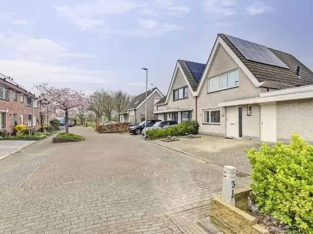 Ruime Half Vrijstaande Woning te Koop in Goes