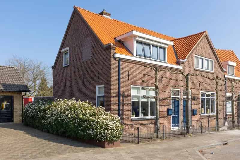 Hoekwoning 1918 80m2 starters gezin diepe tuin schuur