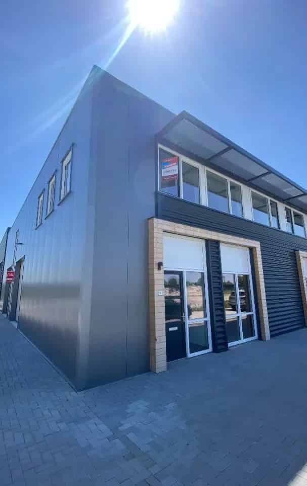 Bedrijfshal te huur Elst 127m2 bedrijfsruimte 63m2 kantoor