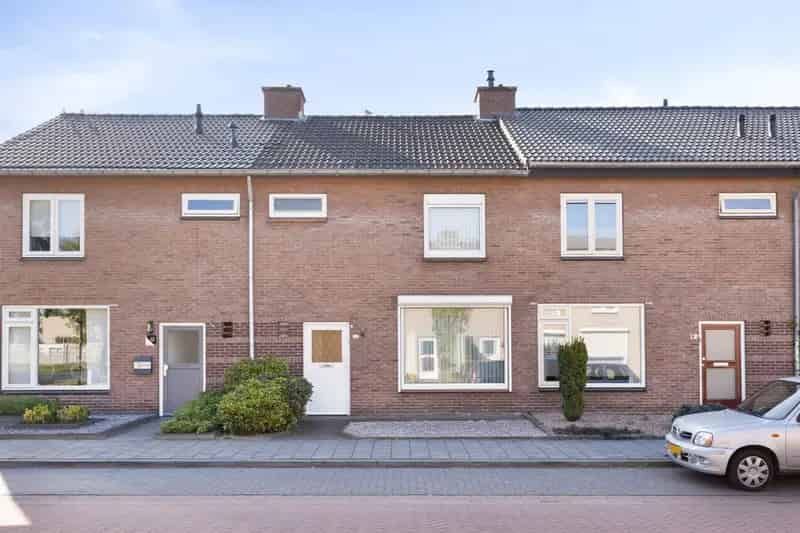 Tussenwoning Asten 3 slaapkamers moderne kozijnen diepe tuin