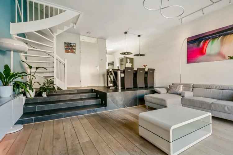 Huis te koop Almere: 4 slaapkamers, moderne keuken en badkamer, tuin aan water