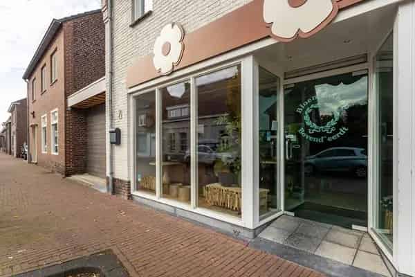 Wonen en Werken in Echt: Ruim Pand met Winkel en Appartement