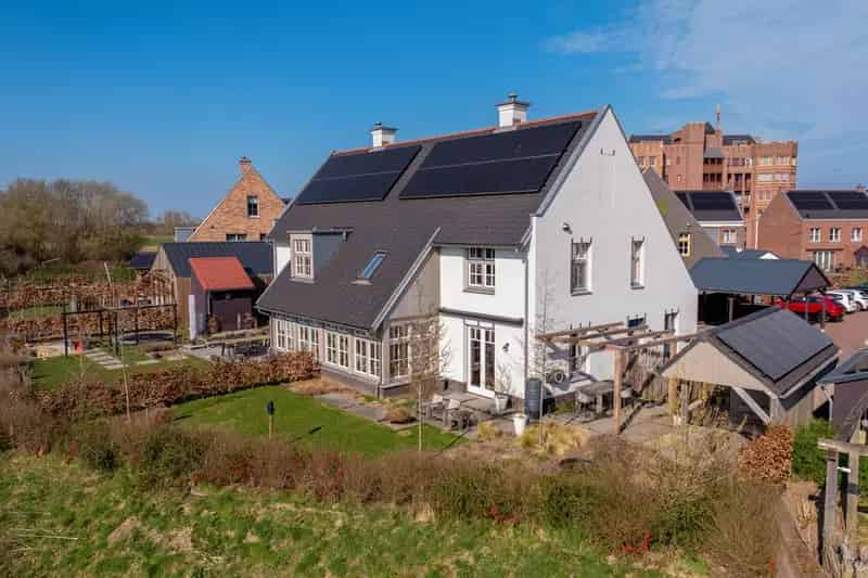 Familievilla Heesterburg: Ruimte, Rust en Historische charme