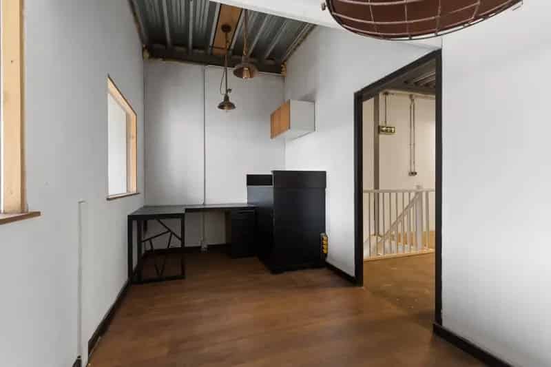Bedrijfshal te huur Velp 60m2 begane grond 40m2 entresol