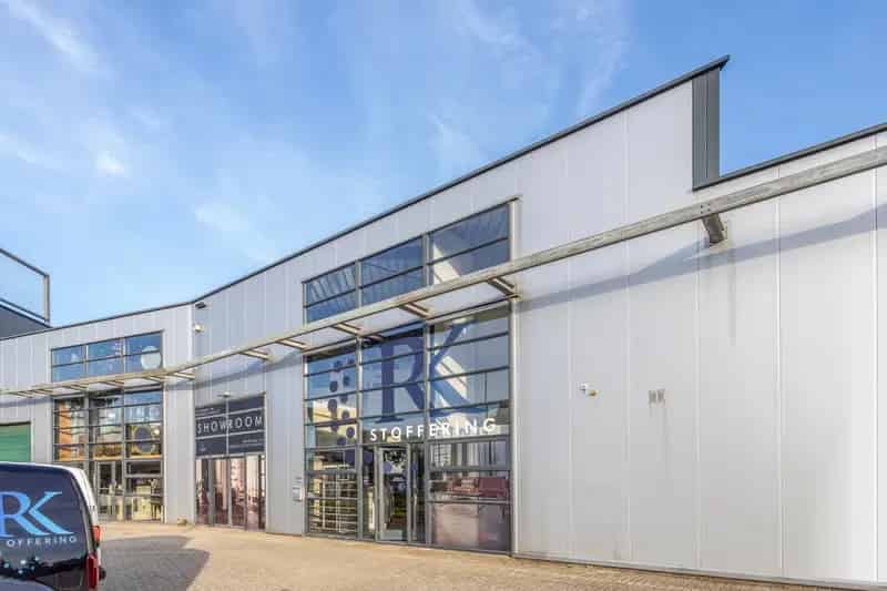 Bedrijfshal showroom met kantoorruimte te huur of te koop in Dordrecht
