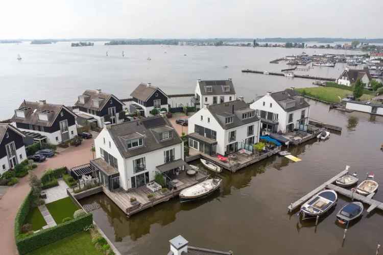 Huis te koop Loosdrecht: Luxe villa aan het water 5 slaapkamers