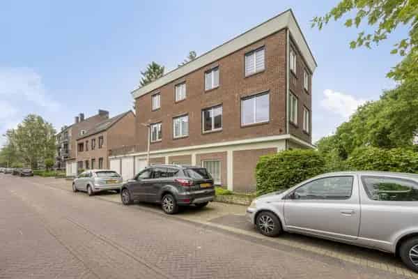Ruim Pand 190m2 Kerkrade 5 Slaapkamers 2 Garages Dakterras