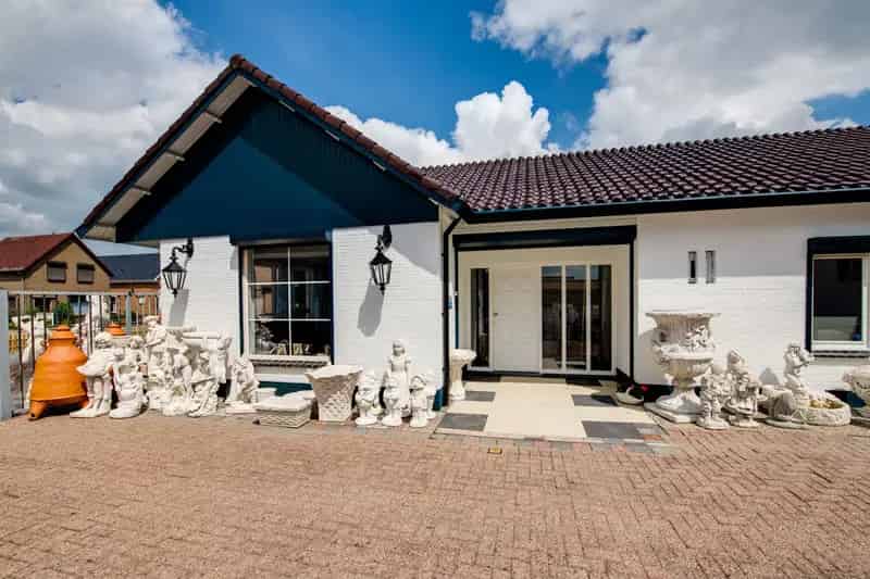 Levensloopbestendige Bungalow met Bedrijfsloodsen te Koop