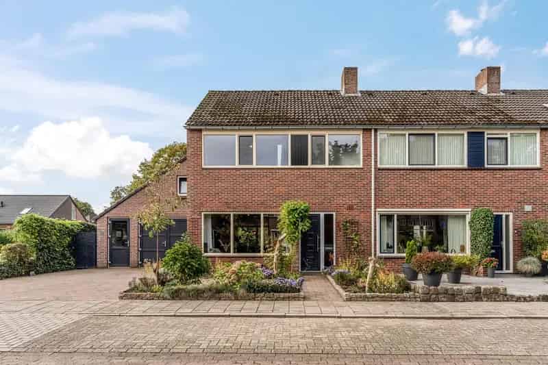 Ruime Hoekwoning in Drempt met Multifunctionele Garage en Grote Tuin