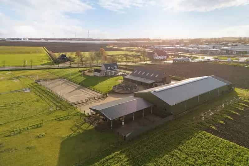 Huis te koop Zevenbergen Hippische accommodatie 10 paardenboxen