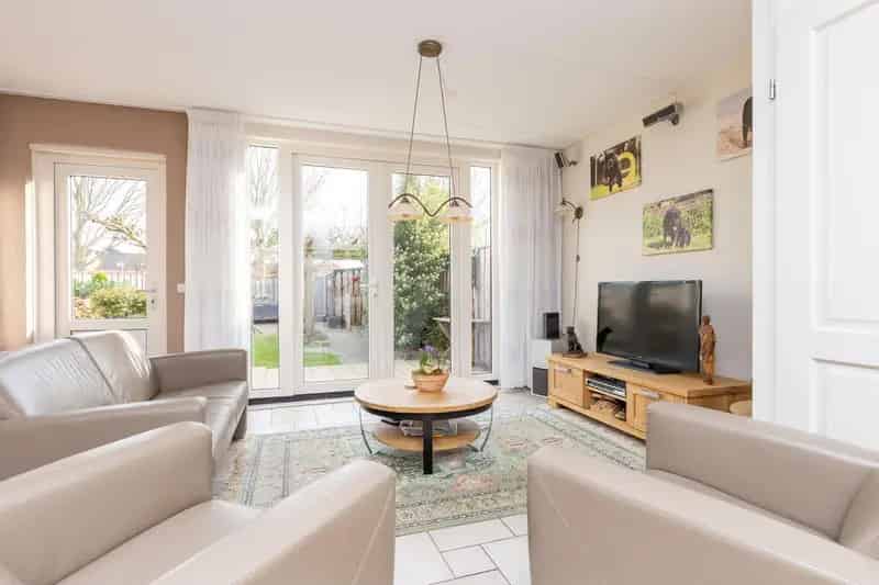 Hoekwoning Weegbree 172: Ruime gezinswoning met garage en zonnige tuin