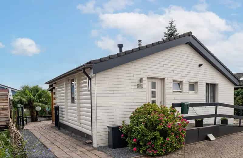 Chalet aan water nabij A59: gelijkvloers wonen in rust