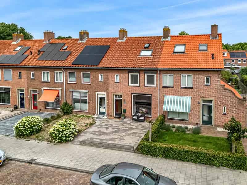 Tussenwoning Emmeloord: Licht, Ruimte en Moderne Badkamer