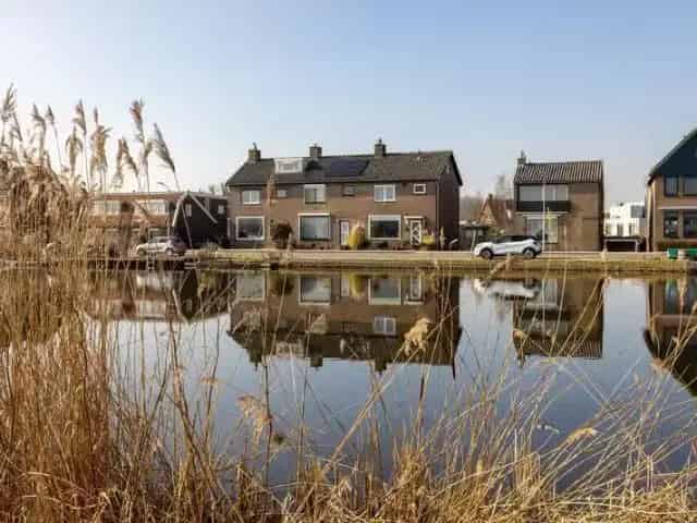 Ruime Dijkwoning aan het Water 5 Slaapkamers Grote Tuin