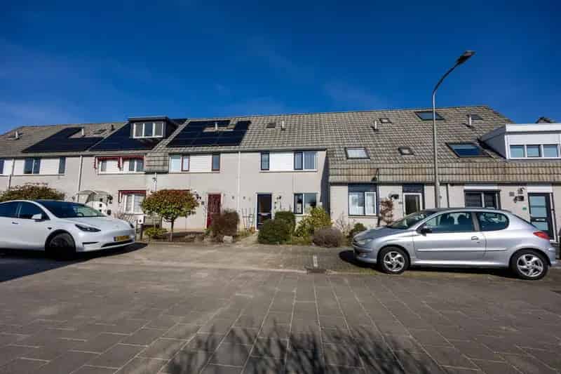 Ruime 4 Slaapkamers Tussenwoning Te Moderniseren