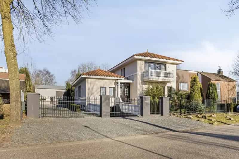 Bedrijfshal Ravenstein Woning met Bedrijfspand te Koop