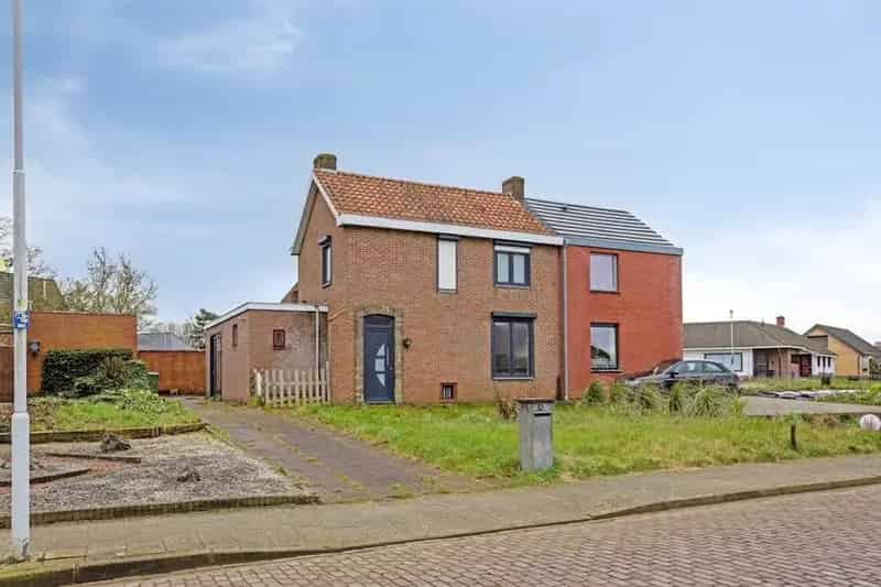 Halfvrijstaande woning met garage in Nieuw Namen