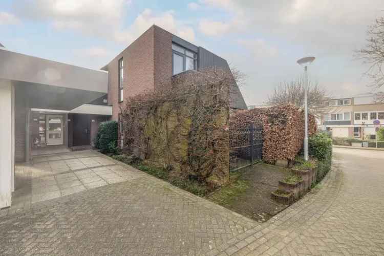 Ruime Tussenwoning met Serre en Carport - Levensloopbestendig