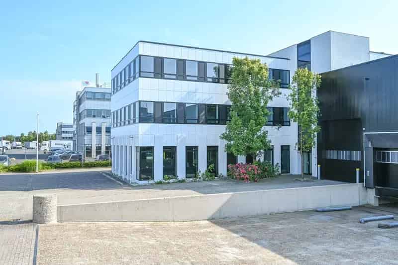 Kantoorruimte Schiphol te huur: 2 verdiepingen 240m² en 280m²