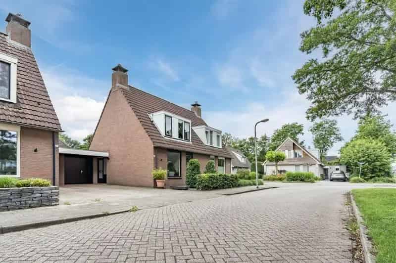 Ruime Tweekapper met Garage in Oosterboer Vier Slaapkamers