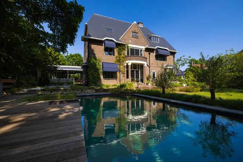 Luxe Stadsvilla Deventer 6 slaapkamers Tuin Zwemvijver