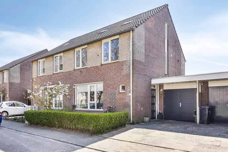 Huis te koop Oss: Ruime woning met tuin, garage en serre