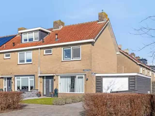 Riante hoekeengezinswoning te Purmerend nabij Makado