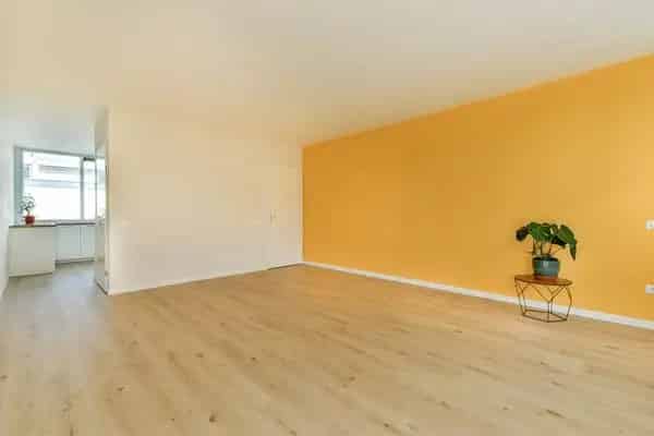 Amsterdam Zuidoost: Instapklare woning met nieuwe keuken en badkamer