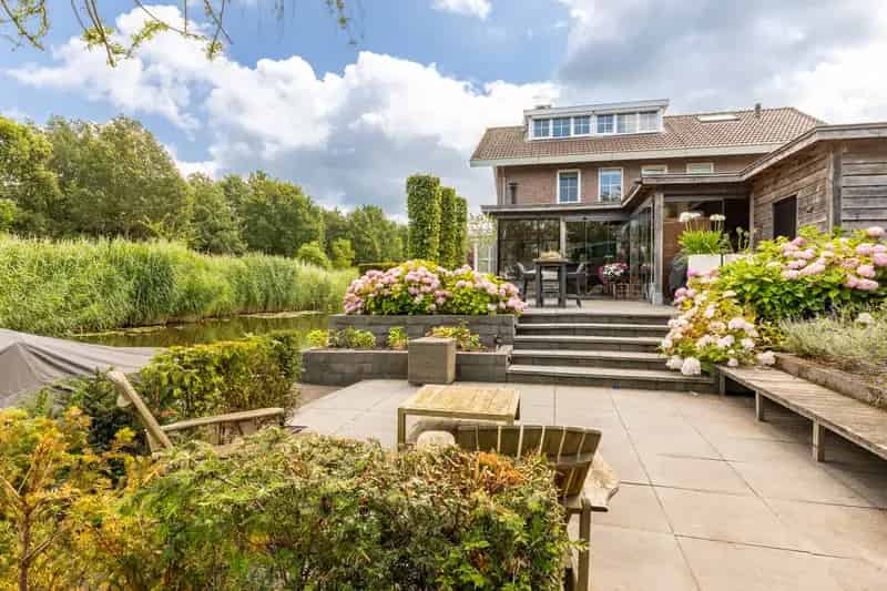 Watervilla Almere: 6 kamers, 190m2, aan vaarwater