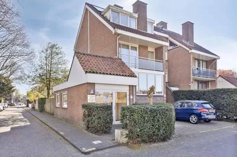 Ruime Split Level Woning met Praktijkruimte en Tuin