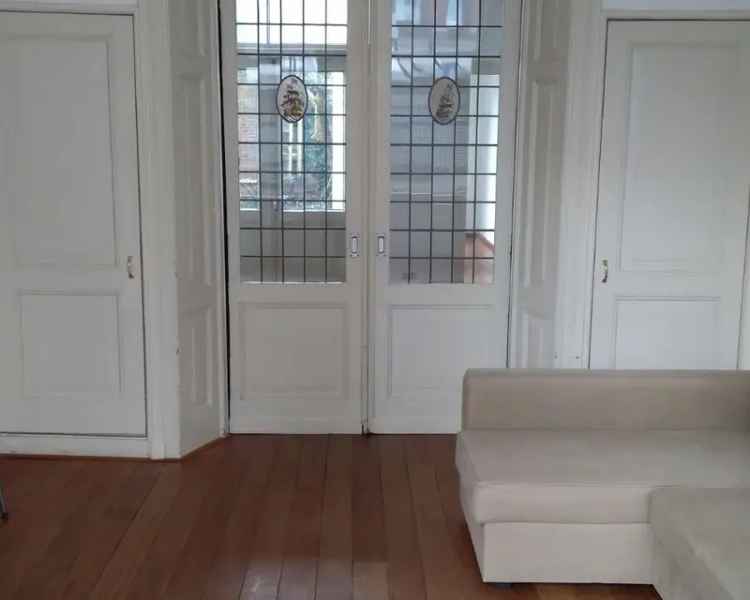 Nette gestoffeerde drie-kamer appartement BG