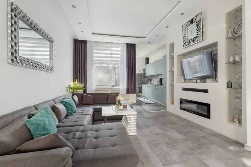 Huis te koop Schiedam: Ruime 4-kamer woning met 2 badkamers