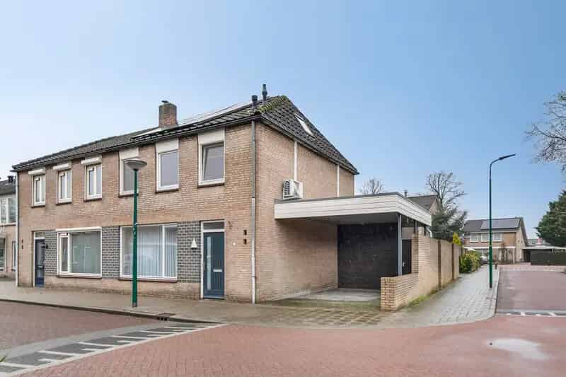 Moderne 4 Slaapkamers 2-onder-1-kapwoning te koop