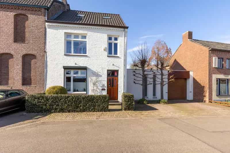 Halfvrijstaande woning 205m2 3 slaapkamers zwembad tuin 1070m2
