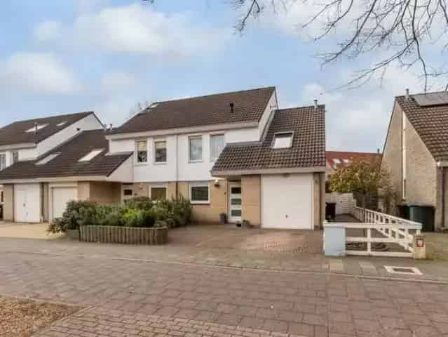 Hoekwoning Naardermeer  Ruime tuin en garage Nabij scholen en winkels