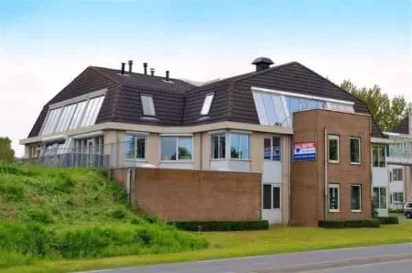 Kantoorpand Houten nabij NS-station