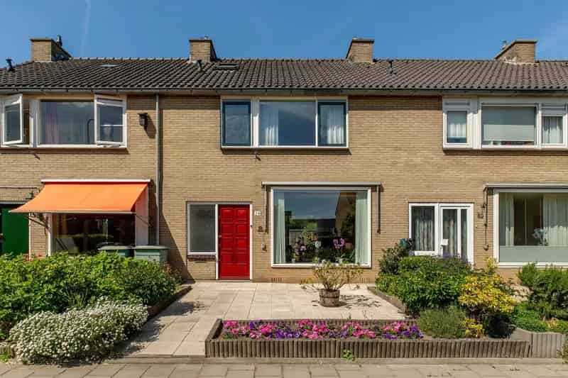 Gezinstussenwoning Barendrecht 4 slaapkamers zonnige tuin