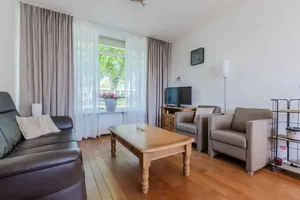Huis Te Koop , 70, Burgemeester Elkhuizenlaan, Bergen op Zoom, Noord-Brabant