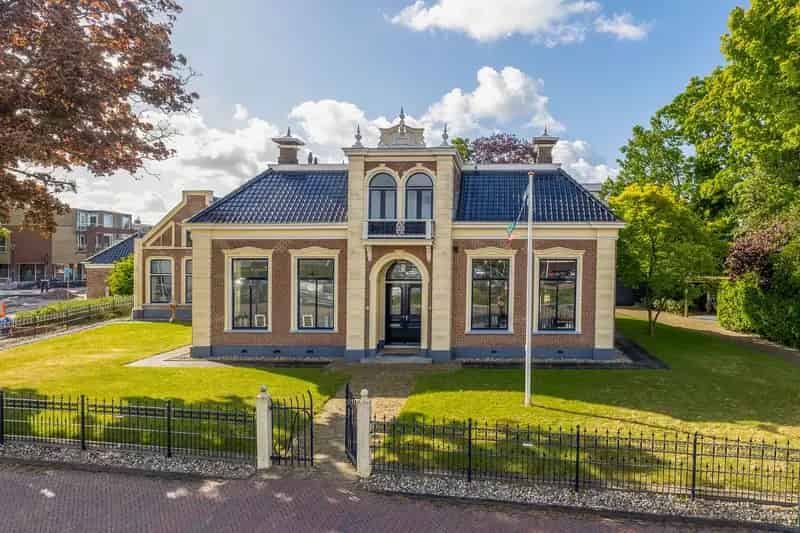 Kantoorvilla Buitenpost 331m² Gemoderniseerd