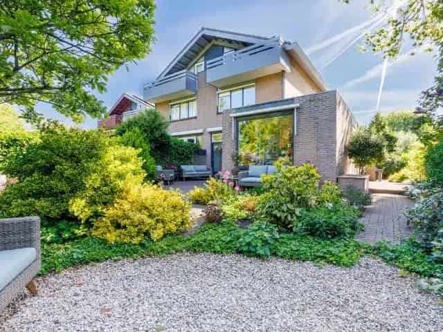 Zeer Royale Hoekwoning Leiden Merenwijk 4 slaapkamers Grote Tuin