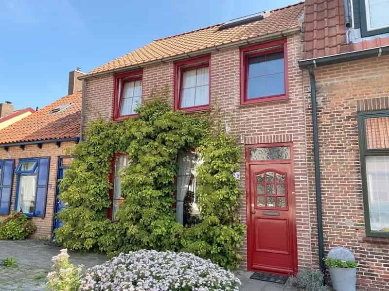 Tussenwoning Nieuwvliet: Ruime Tuin Schuur Diverse Terrassen