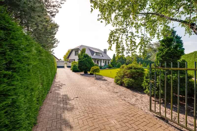 Huis te koop Sprundel: Ruime woning met bedrijfsloods en grasland