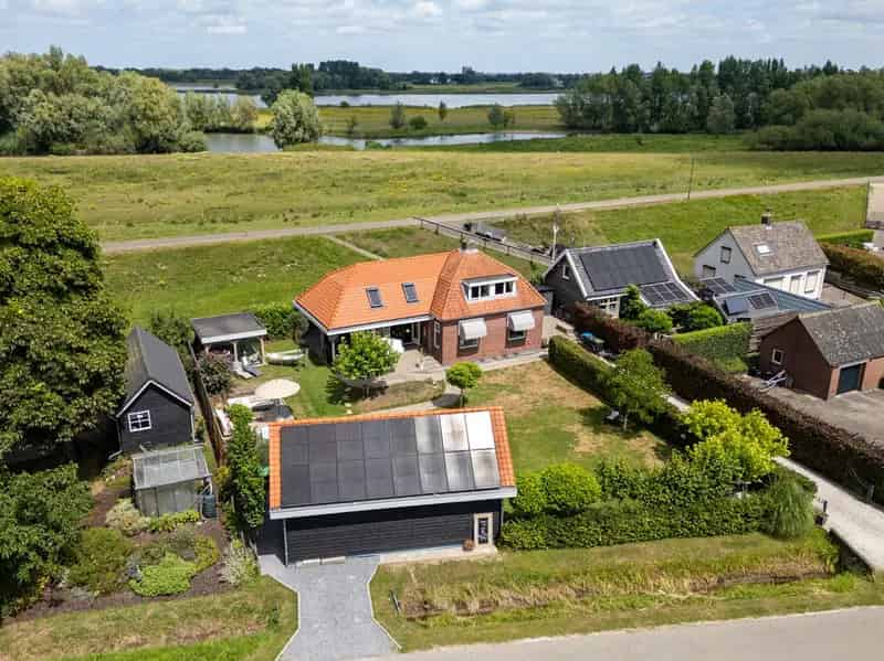 Vrijstaande woning met bijgebouw nabij Woudrichem