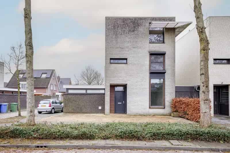 Huis te koop Rijen: Ruime woning met garage en dakterras