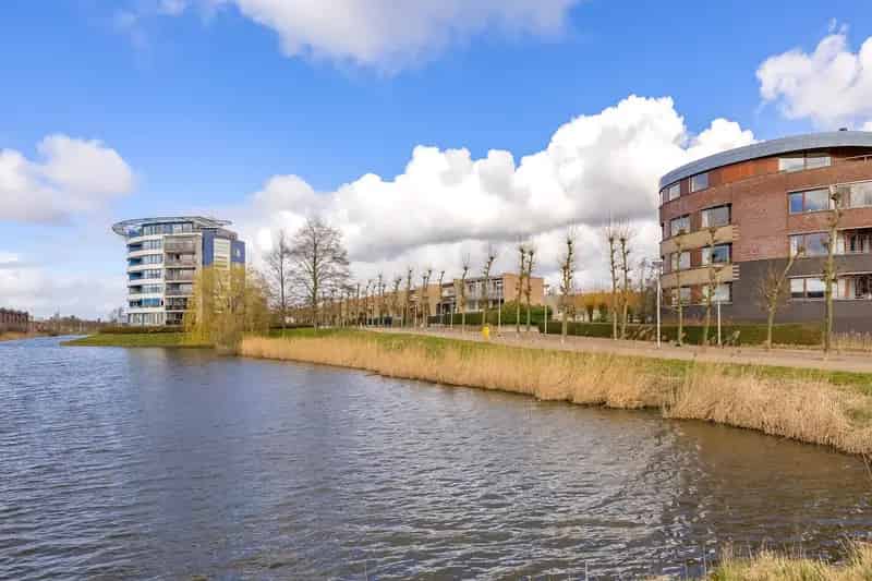 Riante Split-Level Woning Velserbroek - Uitzicht Water