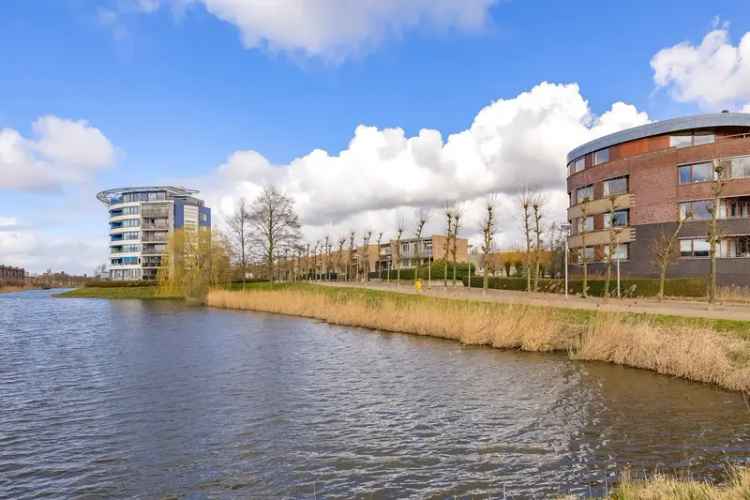 Riante Split-Level Woning Velserbroek - Uitzicht Water