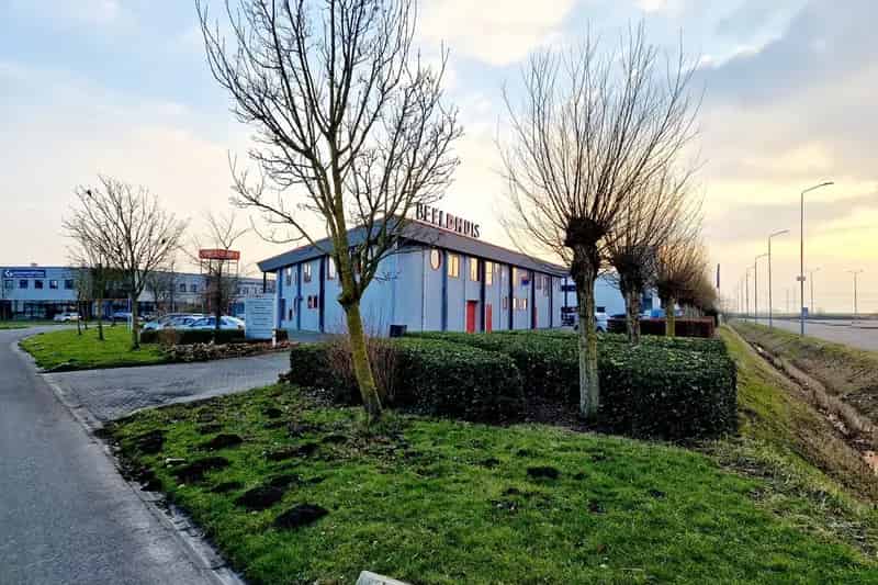 Bedrijfshal Goes Het Beeldhuis 100m2 Kantoor 227m2 Opslag