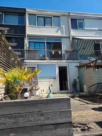 Ruime woning te koop met tuin, steiger en vrij uitzicht