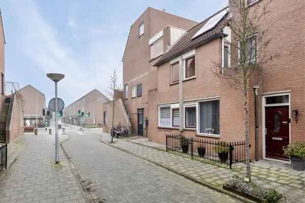 Ruime 4 Slaapkamers Tussenwoning Almere Nabij Centrum