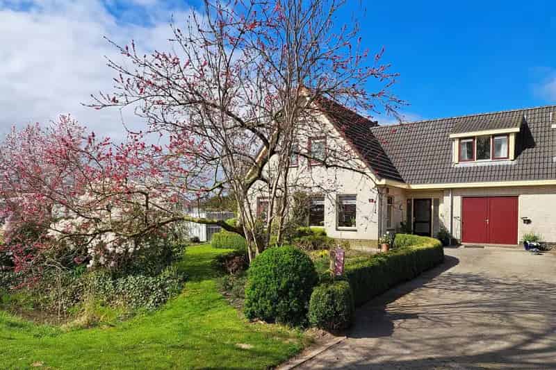 Ruime 2-onder-1-kapwoning te koop in Almere